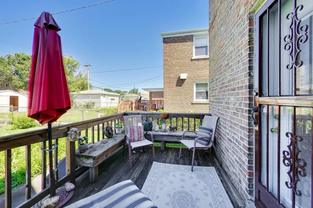 6028 North Whipple Street N Chicago IL 60659