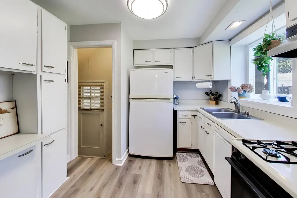 6028 North Whipple Street N Chicago IL 60659