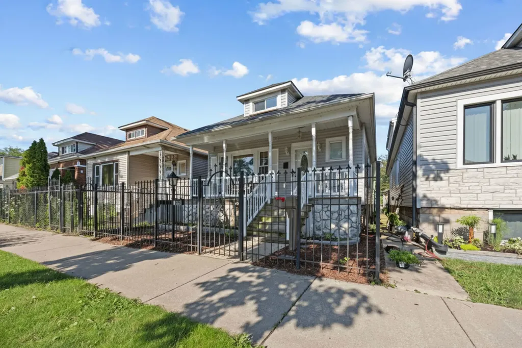 8328 South Essex Avenue Chicago IL 60617