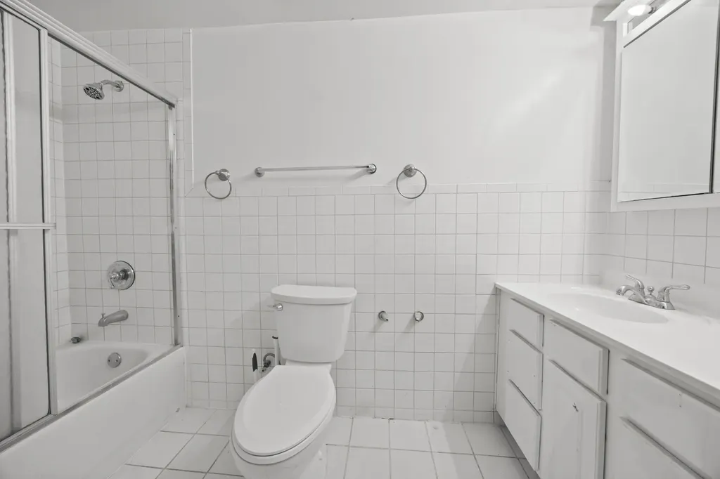 8328 South Essex Avenue Chicago IL 60617
