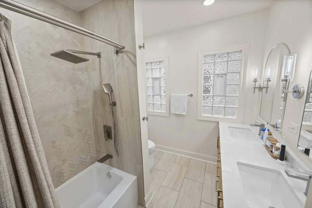 8328 South Essex Avenue Chicago IL 60617