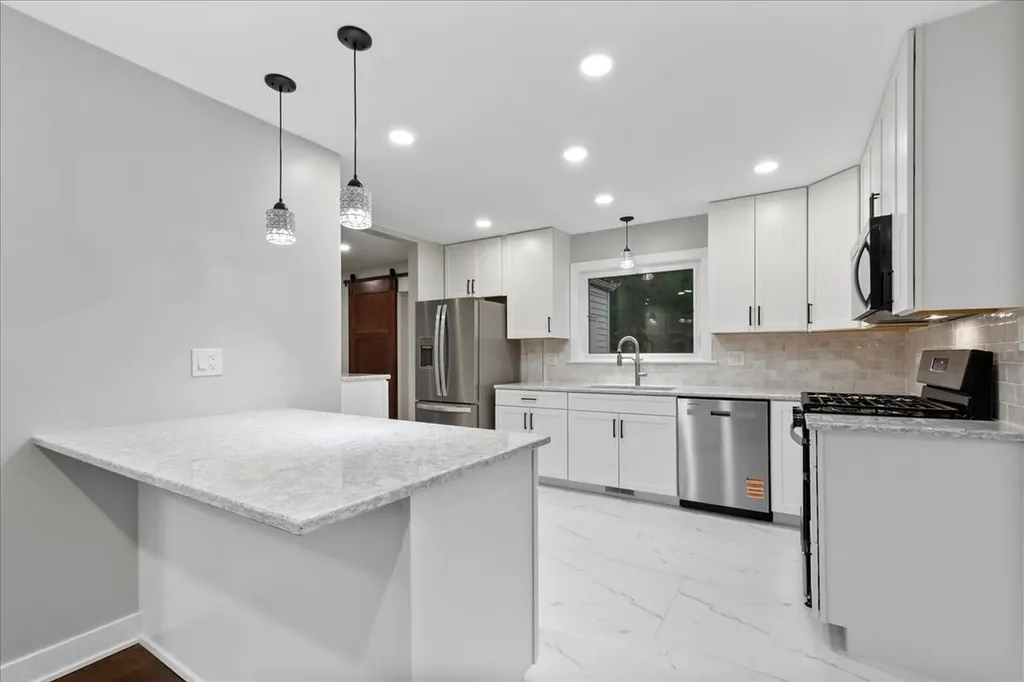 7087 North Mcalpin Avenue Chicago IL 60646