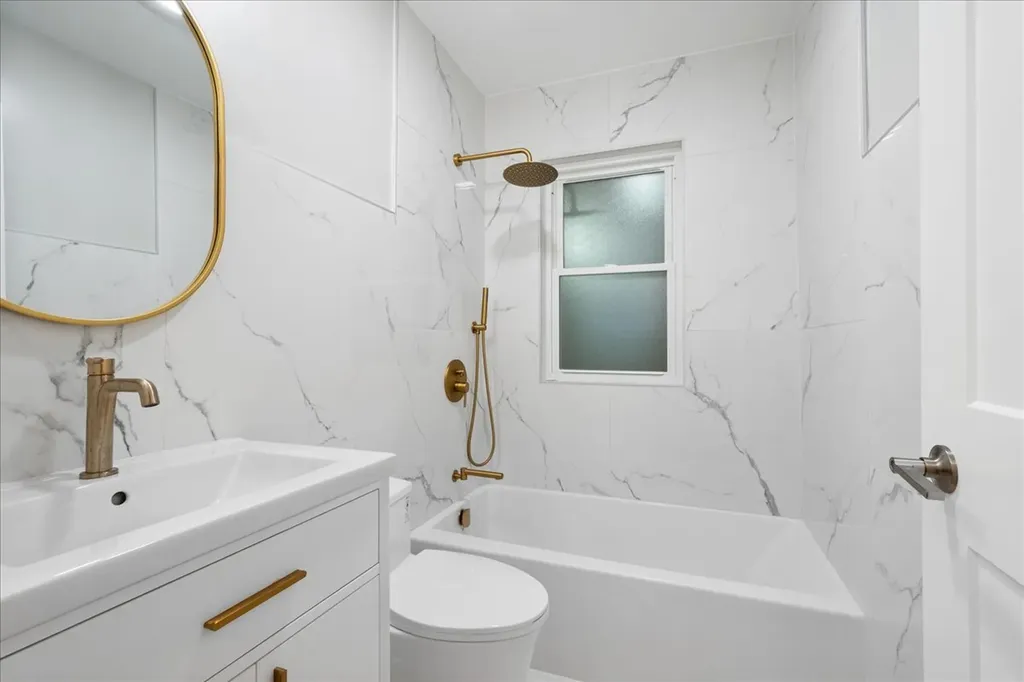 7087 North Mcalpin Avenue Chicago IL 60646