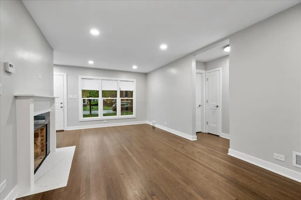 7087 North Mcalpin Avenue Chicago IL 60646