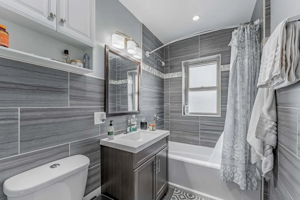 5717 North Kimball Avenue Chicago IL 60659