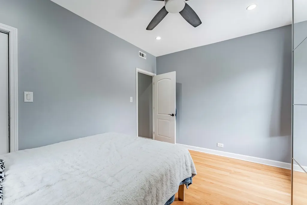 5717 North Kimball Avenue Chicago IL 60659