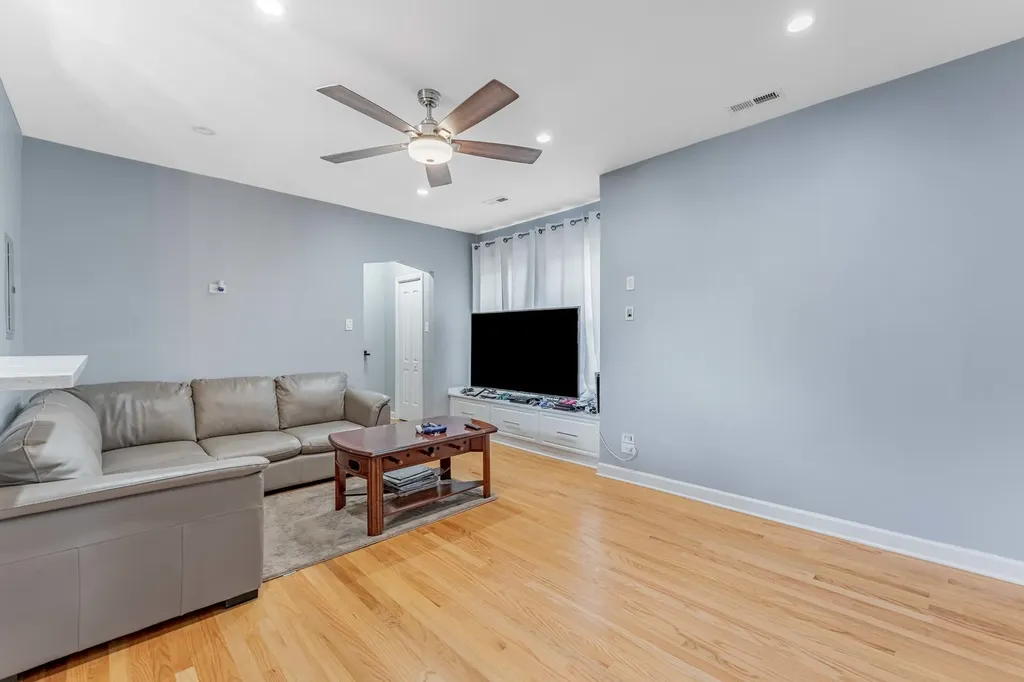 5717 North Kimball Avenue Chicago IL 60659