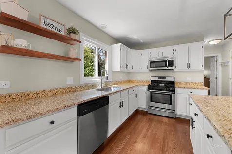 1009 Wedgewood Drive Crystal Lake IL 60014