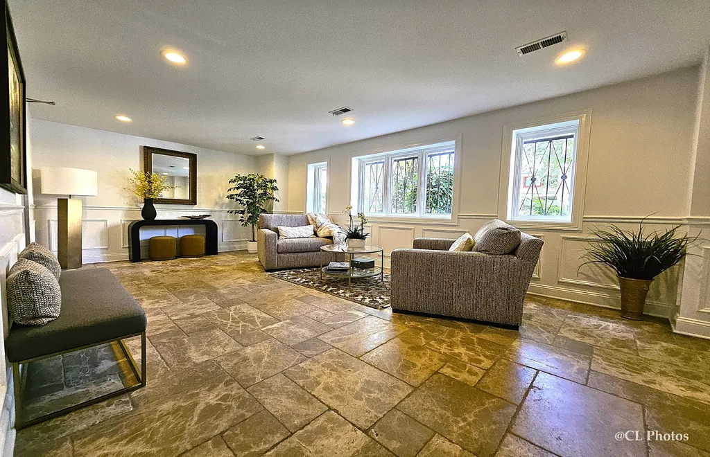 545 West Aldine Avenue Chicago IL 60657