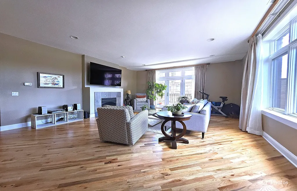 545 West Aldine Avenue Chicago IL 60657