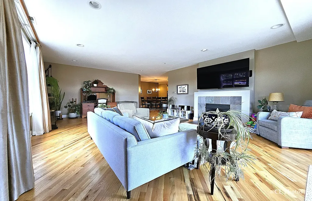 545 West Aldine Avenue Chicago IL 60657