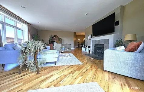 545 West Aldine Avenue Chicago IL 60657