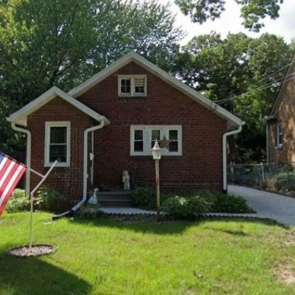 2041 12TH Street East Moline IL 61244