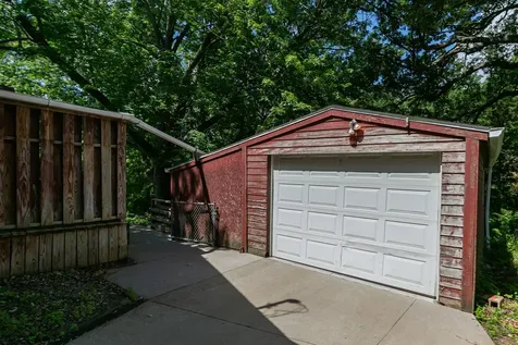 2041 12TH Street East Moline IL 61244