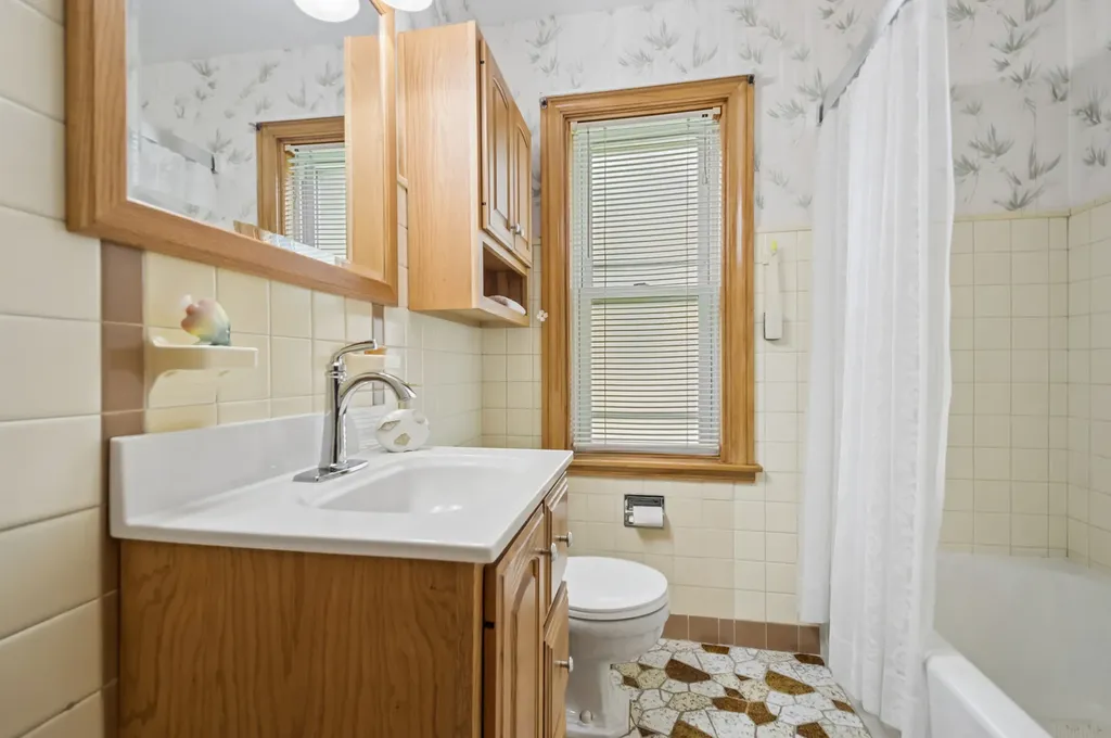 6241 North Leroy Avenue Chicago IL 60646