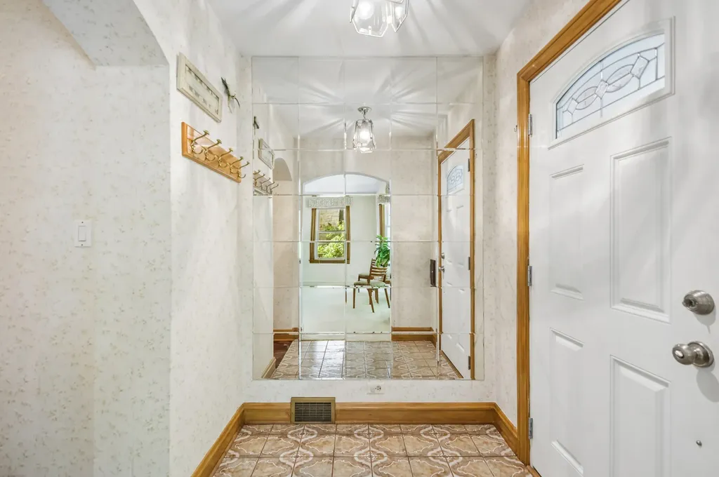 6241 North Leroy Avenue Chicago IL 60646