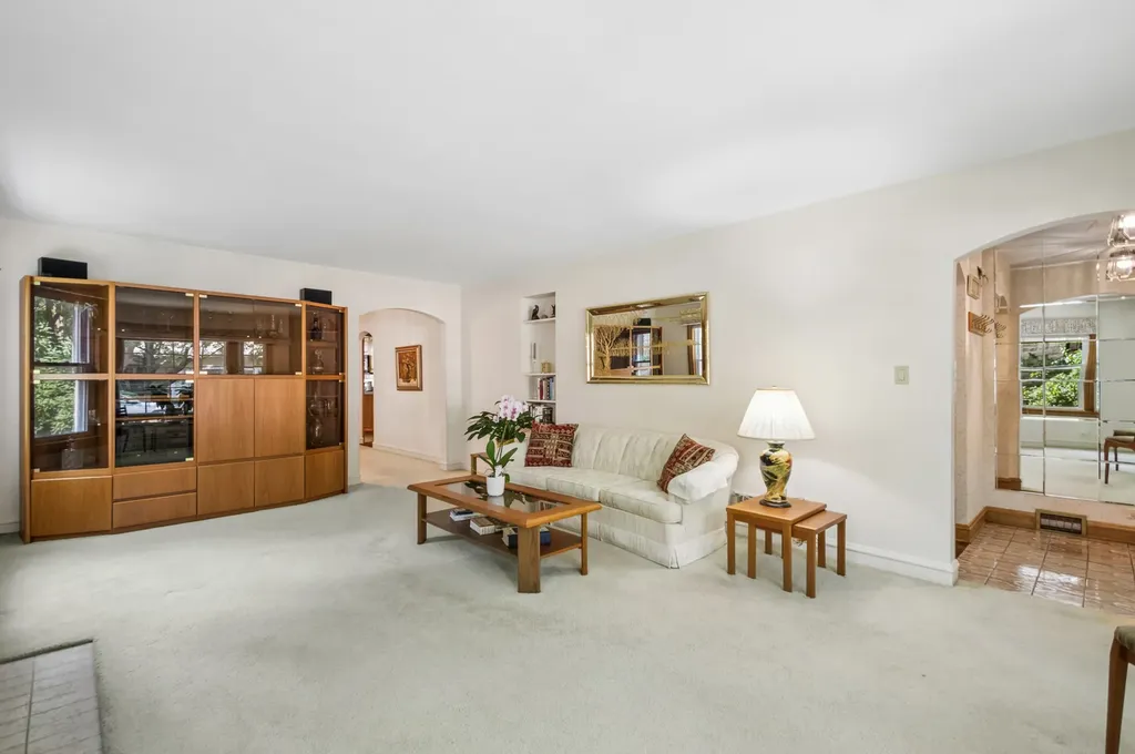 6241 North Leroy Avenue Chicago IL 60646