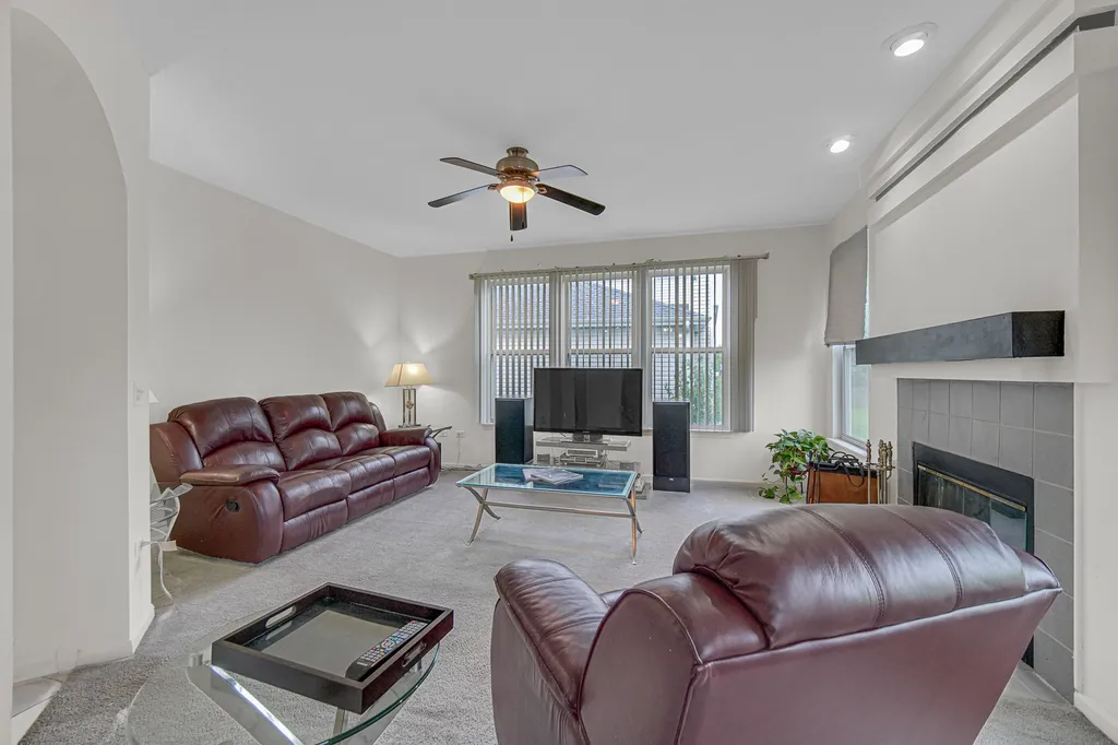 184 Fox Bend Circle Bolingbrook IL 60440