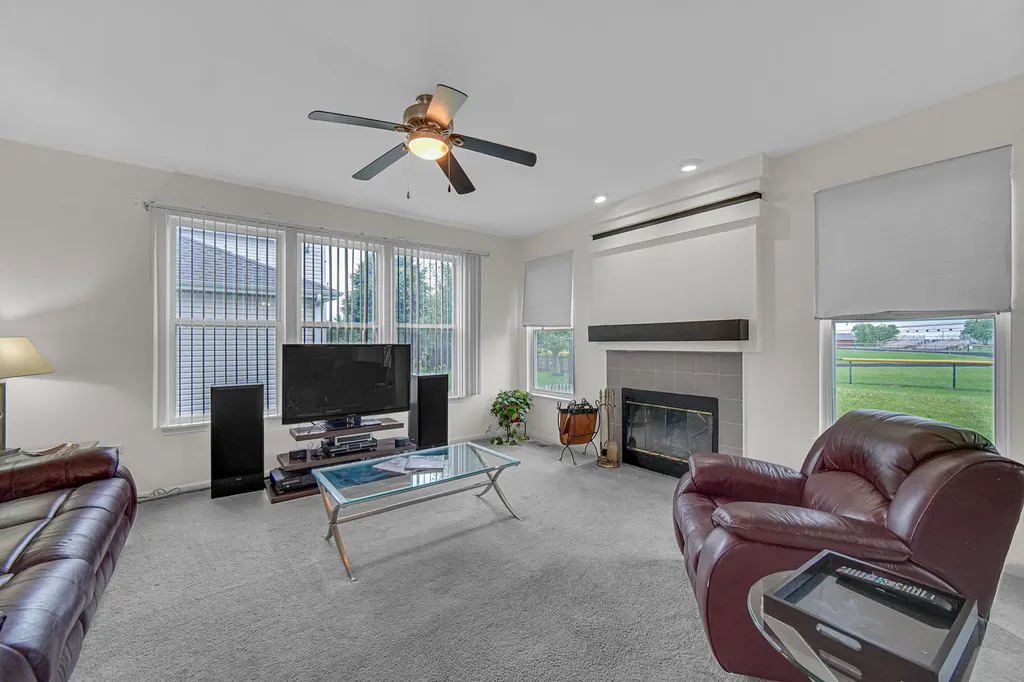 184 Fox Bend Circle Bolingbrook IL 60440
