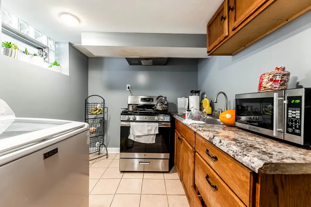 3507 West 77th Street Chicago IL 60652