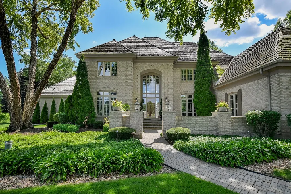 38W601 Clubhouse Drive St. Charles IL 60175