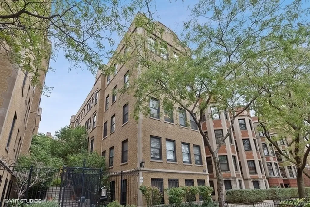 626 West Waveland Avenue Chicago IL 60613