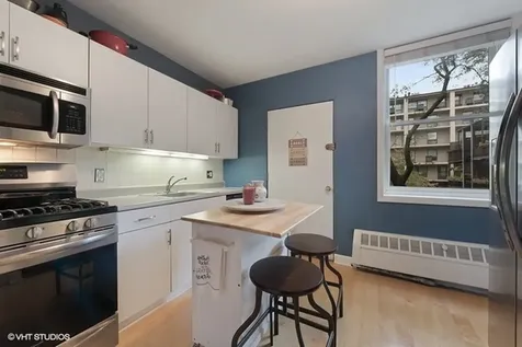 626 West Waveland Avenue Chicago IL 60613