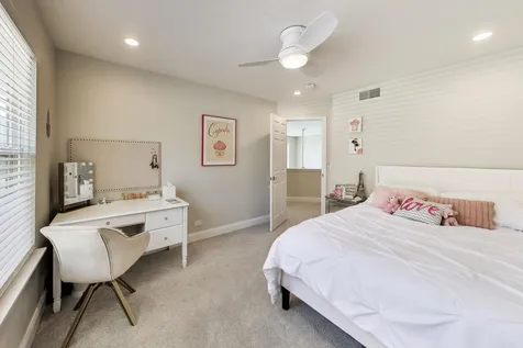 29 Prall's Loop Highwood IL 60040