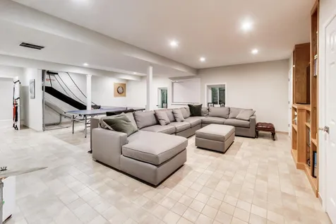 29 Prall's Loop Highwood IL 60040