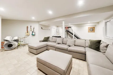 29 Prall's Loop Highwood IL 60040