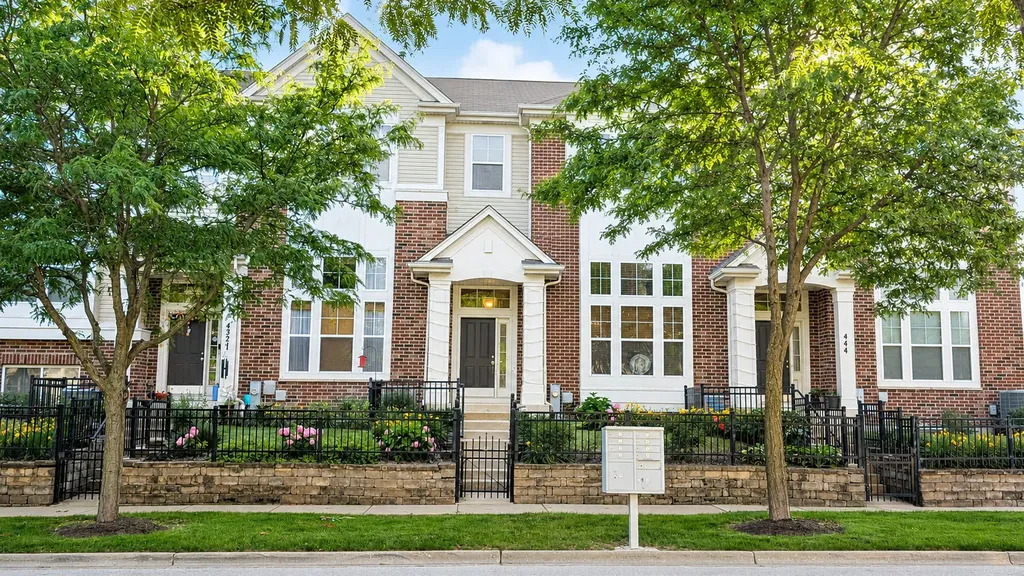 438 Grosvenor Lane Aurora IL 60504