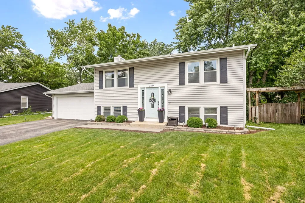 2434 Oakdale Court Aurora IL 60504