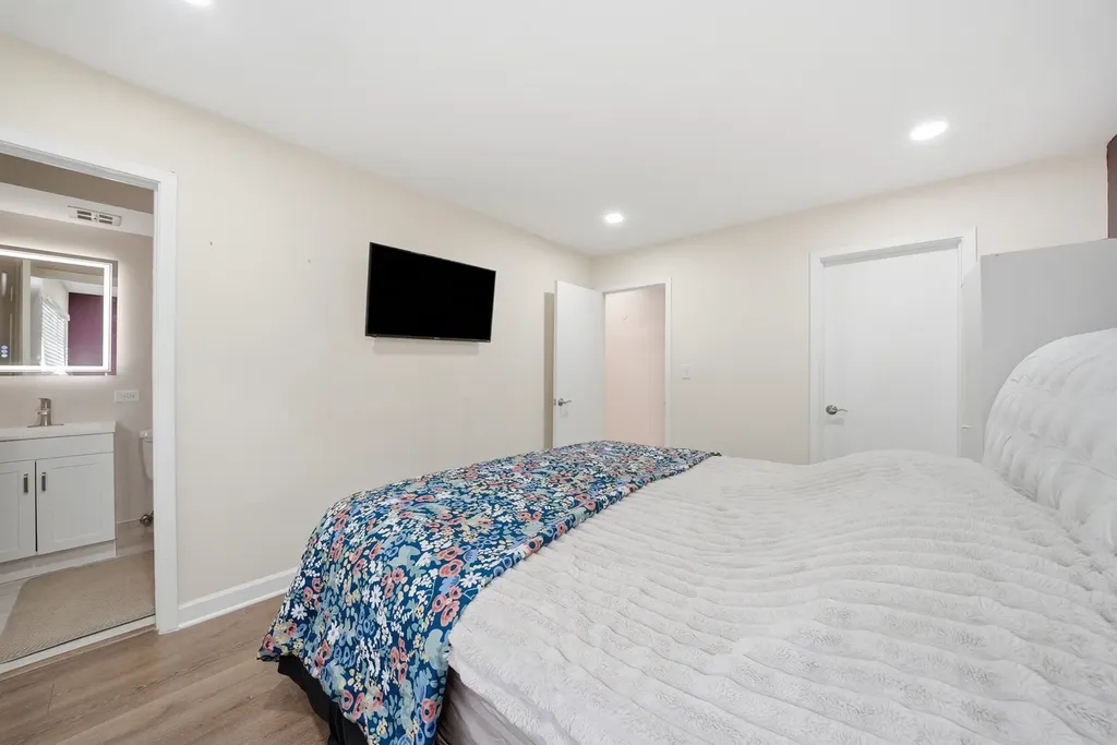 6233 North Niagara Avenue Chicago IL 60631