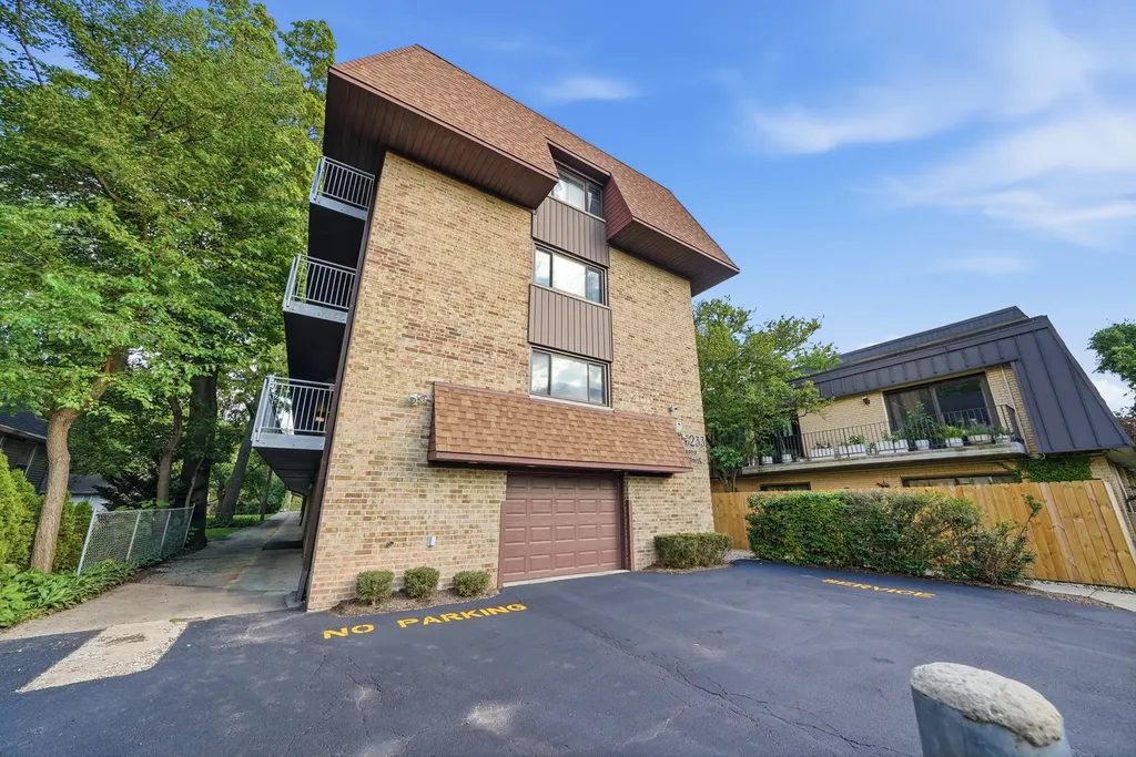 6233 North Niagara Avenue Chicago IL 60631
