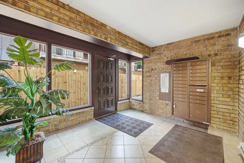 6233 North Niagara Avenue Chicago IL 60631