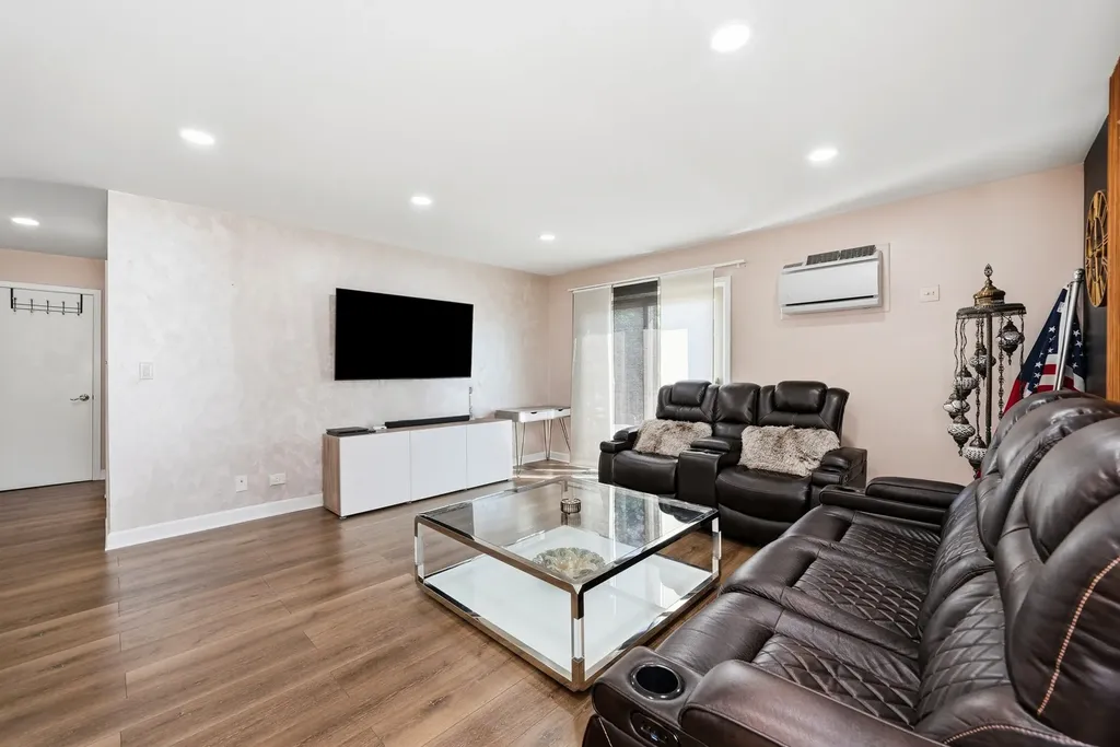 6233 North Niagara Avenue Chicago IL 60631