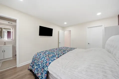6233 North Niagara Avenue Chicago IL 60631