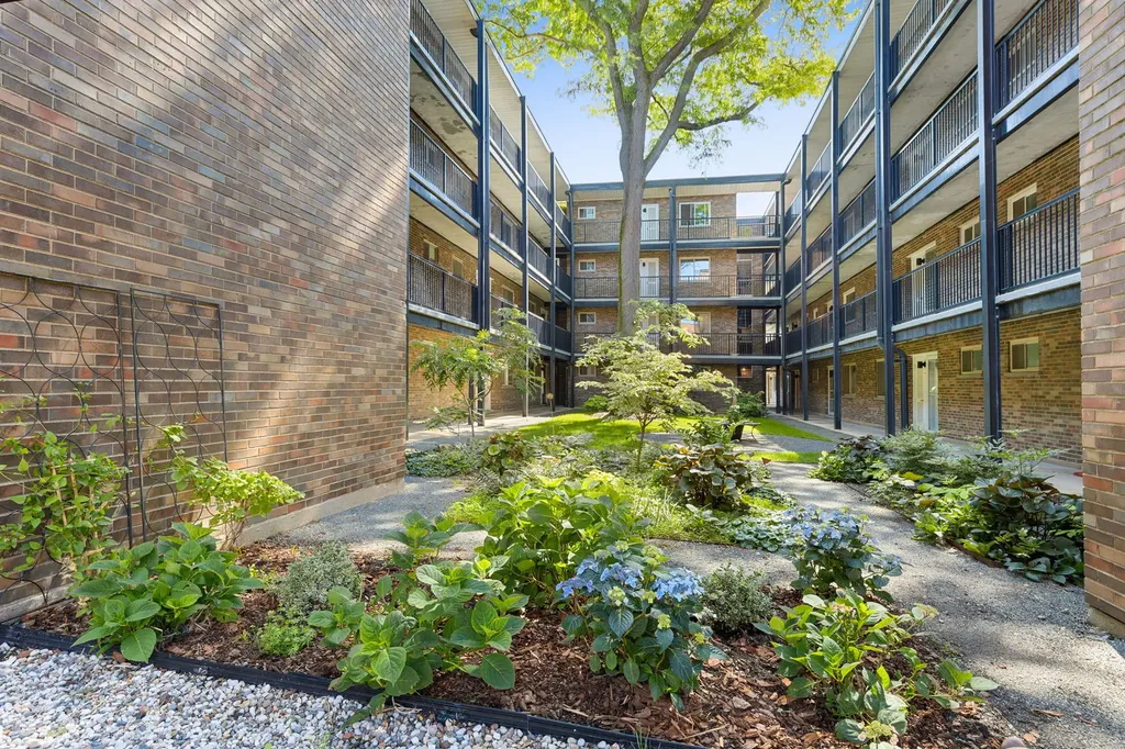 1321 West Birchwood Avenue W Chicago IL 60626