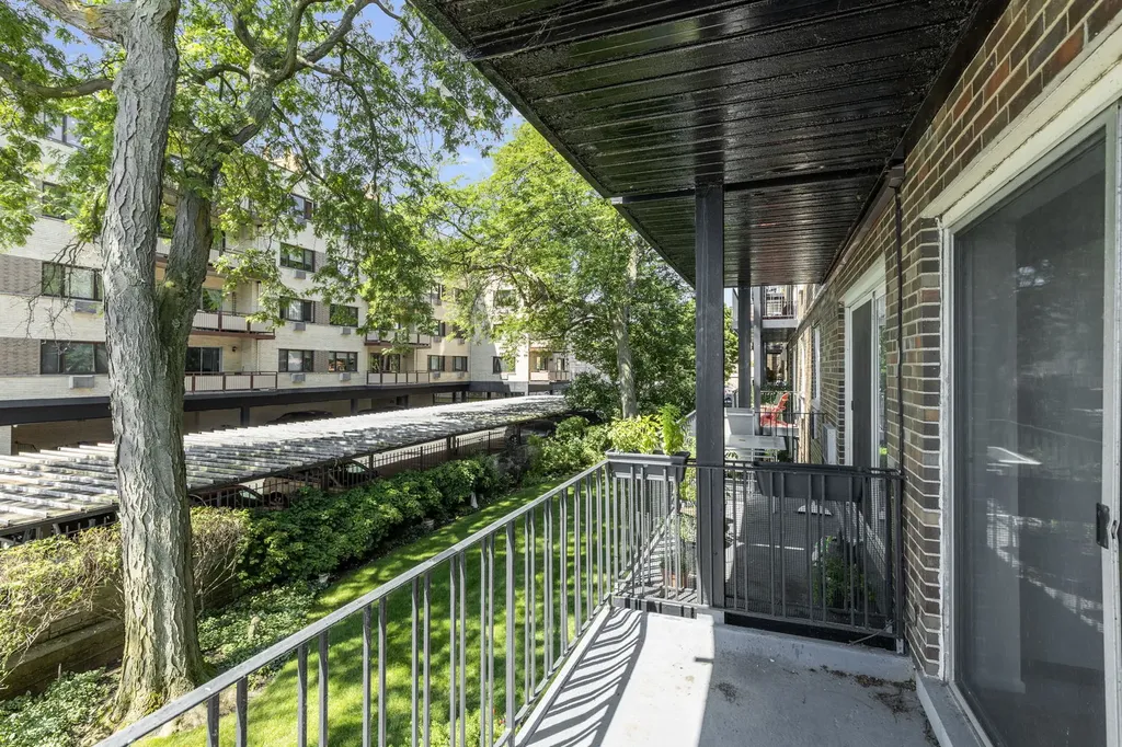 1321 West Birchwood Avenue W Chicago IL 60626