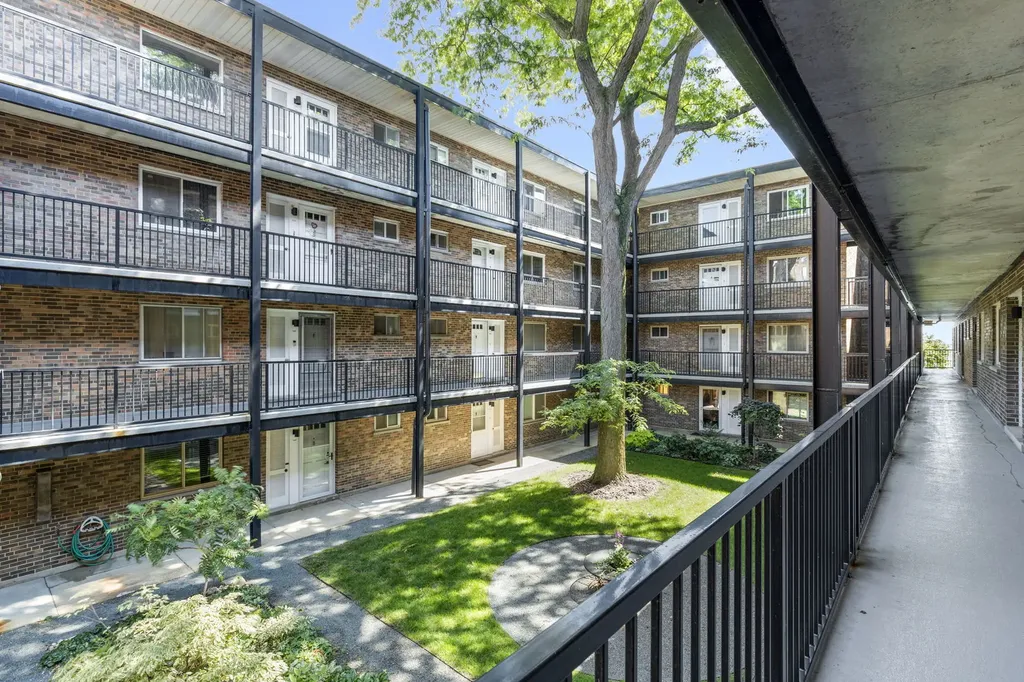 1321 West Birchwood Avenue W Chicago IL 60626