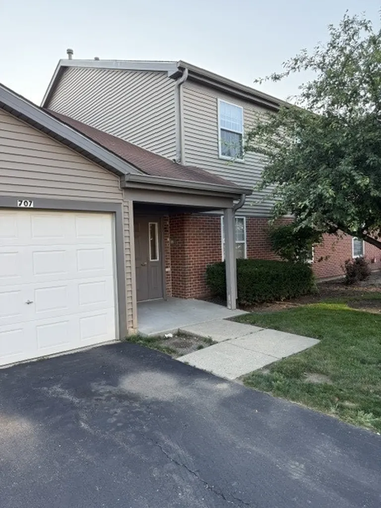 705 East Whispering Oaks Drive Palatine IL 60074