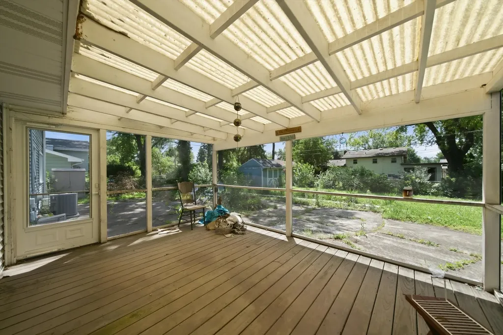 1520 Crestwood Court Aurora IL 60506
