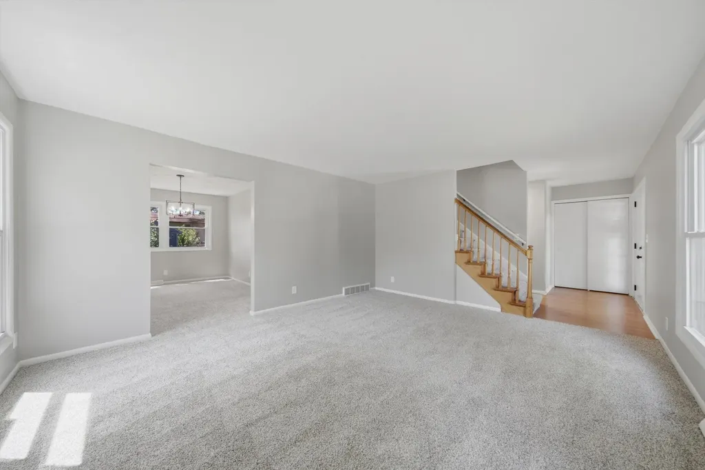 1520 Crestwood Court Aurora IL 60506