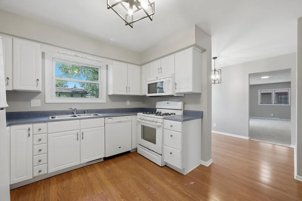 1520 Crestwood Court Aurora IL 60506