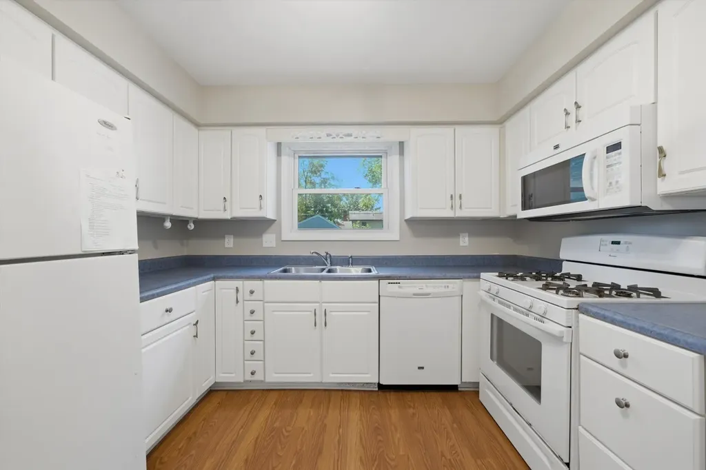 1520 Crestwood Court Aurora IL 60506