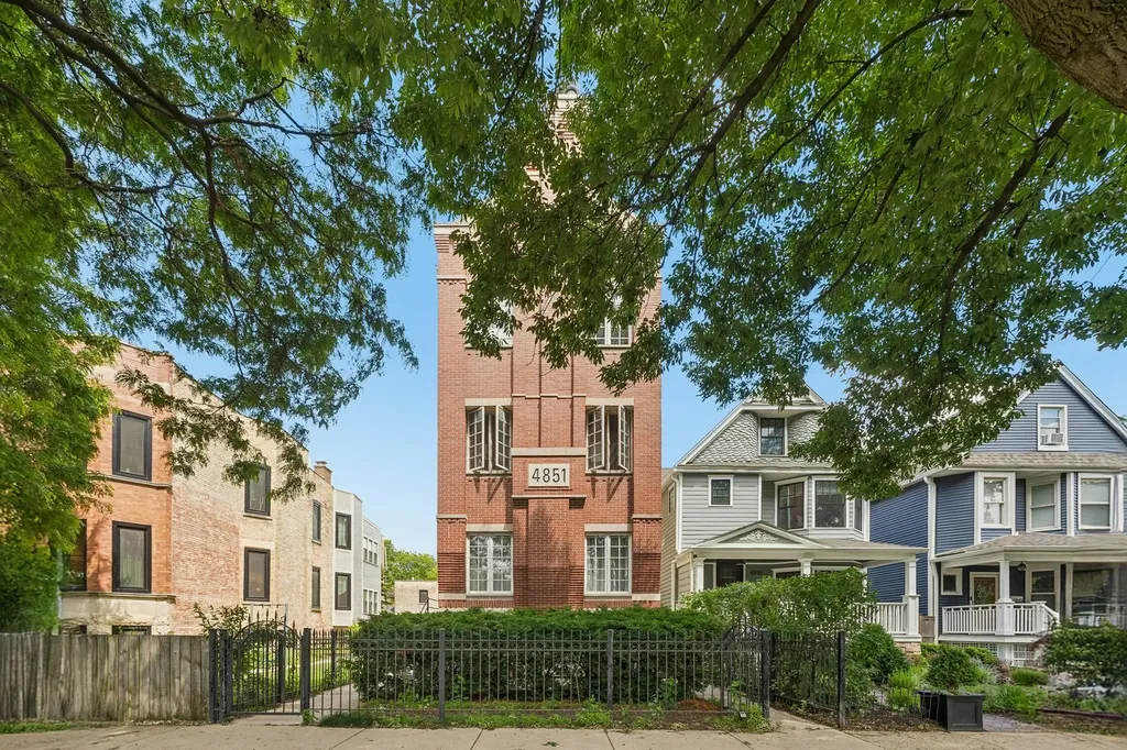 4851 North Paulina Street Chicago IL 60640