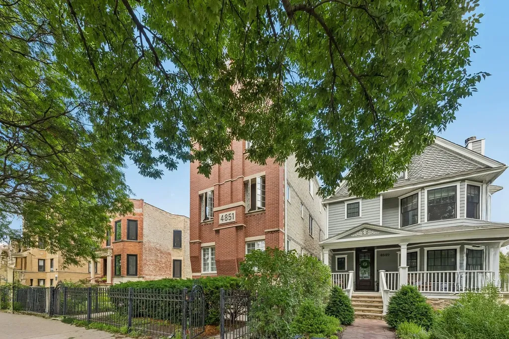 4851 North Paulina Street Chicago IL 60640