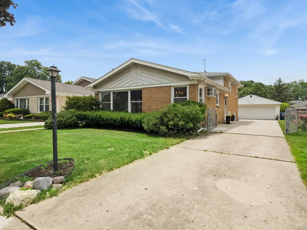 1714 Sycamore Street Des Plaines IL 60018