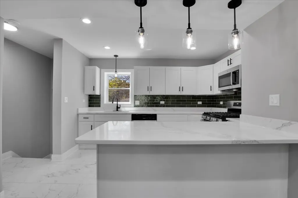 735 East 105th Street Chicago IL 60628