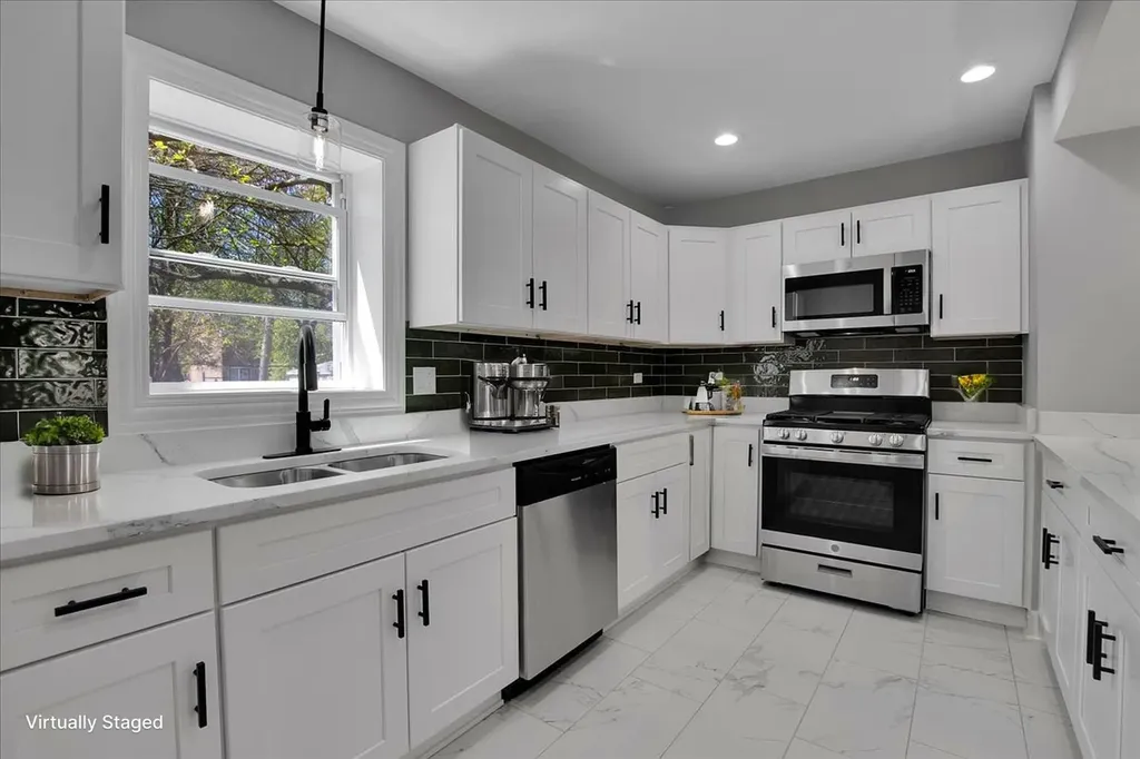 735 East 105th Street Chicago IL 60628